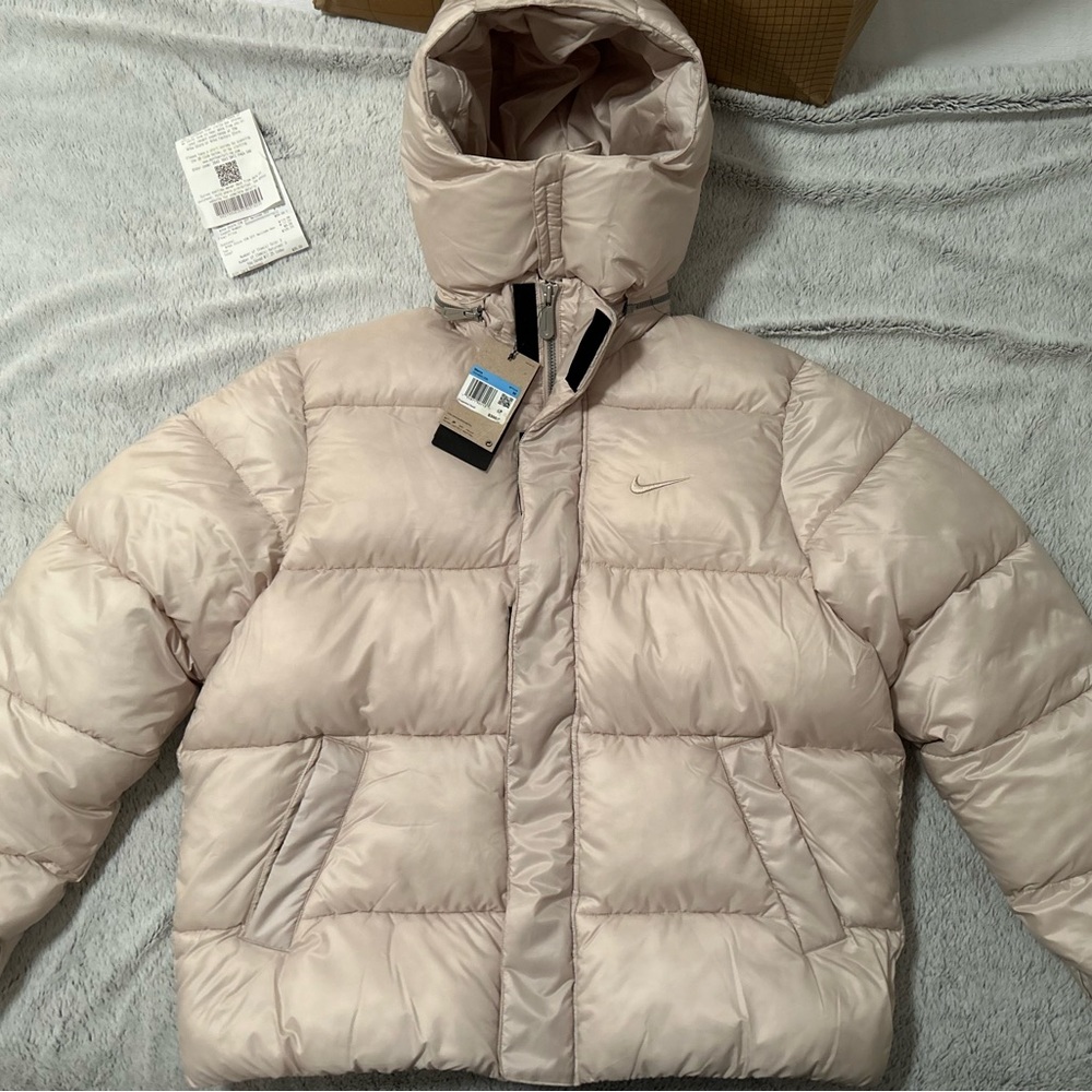 Nike Life Puffer Jacket Therma-Fit. Mens Puffer Jacket. Color: Rattan. Size M.